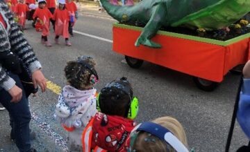 Am 10.03.2025 ging es für uns zum Kinderumzug nach Brittnau. Gegen 13.00 Uhr machten wir uns mit unseren Kostümen und Konfetti im Gepäck gemeinsam auf den Weg zum Bahnhof in Zofingen. Die Kinder waren toll verkleidet als: Einhorn, Spiderman, Gespenst oder Fuchs.