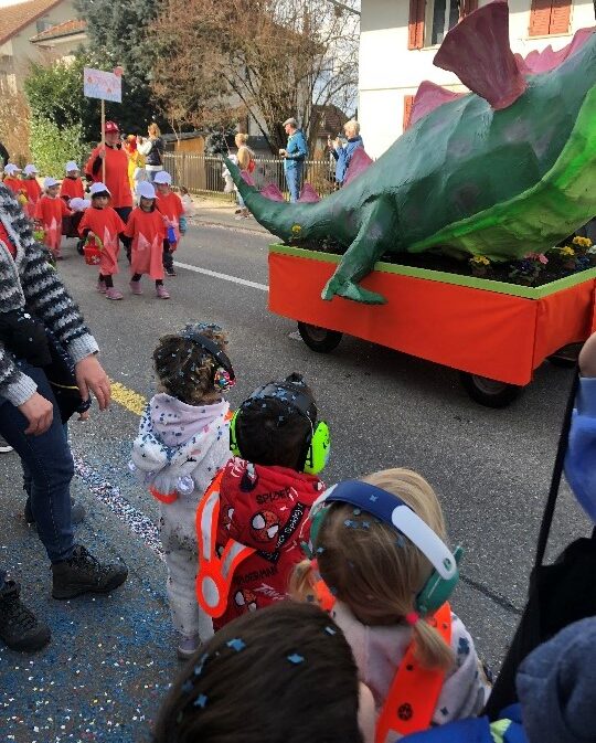 Am 10.03.2025 ging es für uns zum Kinderumzug nach Brittnau. Gegen 13.00 Uhr machten wir uns mit unseren Kostümen und Konfetti im Gepäck gemeinsam auf den Weg zum Bahnhof in Zofingen. Die Kinder waren toll verkleidet als: Einhorn, Spiderman, Gespenst oder Fuchs.