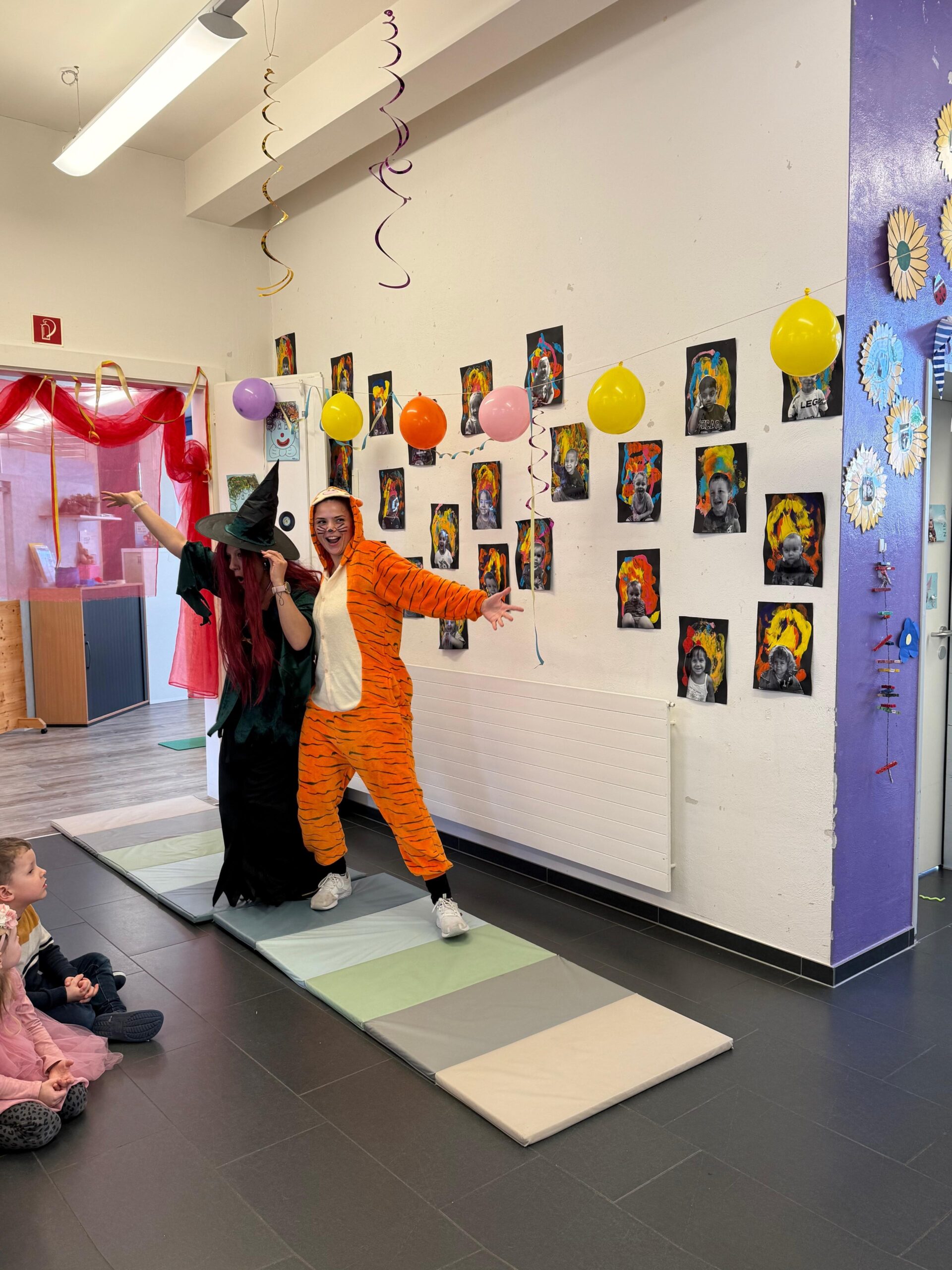 Die Fastnacht-Party in der Kita war ein grosses Fest voller Freude und Lachen. Die Kinder strahlten in ihren bunten Kostümen, und viele hatten sich als ihre Lieblingstiere oder Figuren verkleidet oder wurden mit liebevollen Schminkaktionen in kleine Tiere verwandelt. 